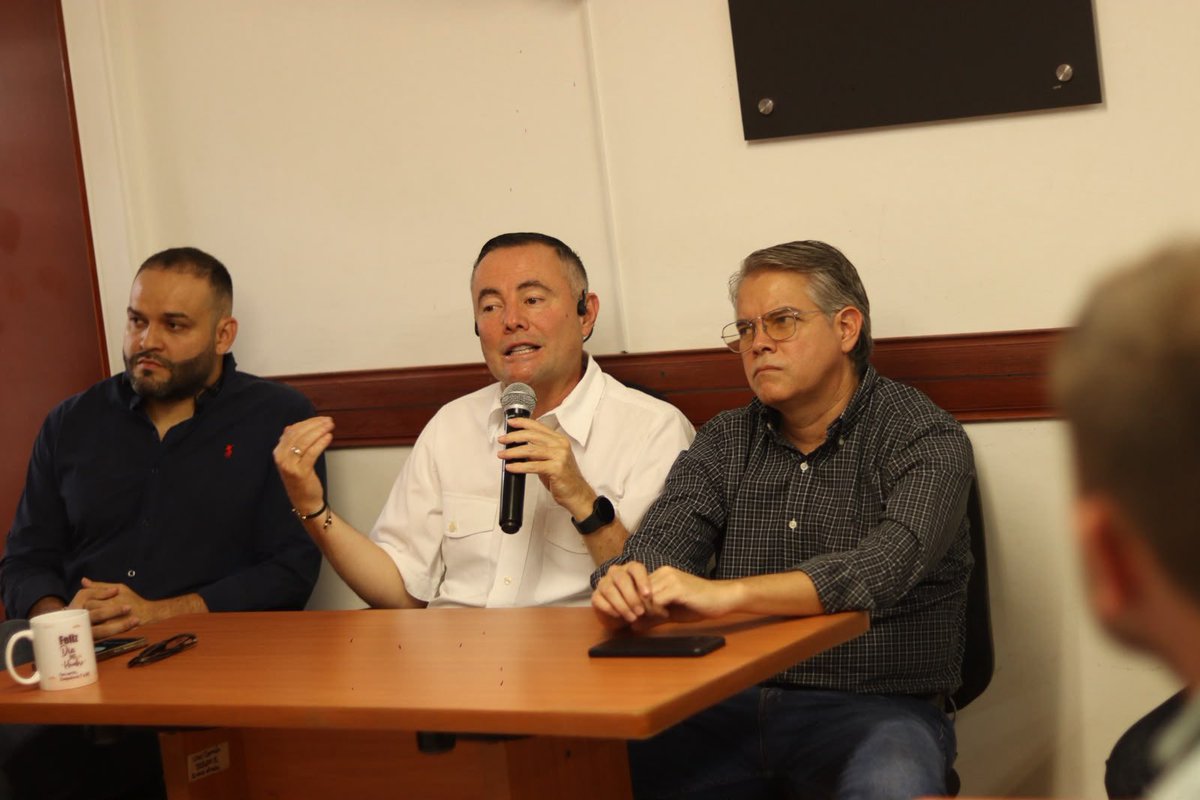 diegofranariza's tweet photo. Concluimos tres compromisos clave, tras la reunión con la @CGR_Colombia y las entidades competentes, sobre el seguimiento al proyecto vial La Virgen–La Cemento.

Definimos que en la primera semana de septiembre se llevará a cabo la reunión del Comité Directivo del Convenio 1113 de 2016, en la cual se estudiará la viabilidad de incluir al municipio de Rionegro como integrante de dicho comité y se buscará viabilidad financiera para actualizar los estudios y diseños de los tramos 6A y 6B. La @ani_Colombia, por su parte, presentará el cronograma para resolver la situación de los 32 predios pendientes.

Seguimos haciendo seguimiento para que los compromisos se conviertan en resultados concretos. No vamos a soltar este tema. La seguridad vial, la movilidad y la competitividad de nuestra región necesitan con urgencia la ejecución de esta obra estratégica. @Findeter @InviasOficial @AlcaldiaBGA @GobdeSantander 

@CamaraColombia @partidodelaucol