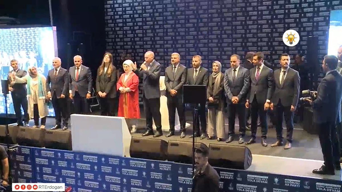 midyatarmar's tweet photo. Bazı hikâyeler uzaktan izlenmez; ilk satırından itibaren içinde olursun.25 yıl önce, AK Parti’nin kuruluşunda yer alırken taşıdığım heyecanı bugün hâlâ aynı zarafet ve gururla hatırlıyorum. O gün atılan adımın, yıllar içinde böylesine büyük bir hikâyeye dönüşmesidir.🇹🇷 https://t.co/iWYs9CjGxE