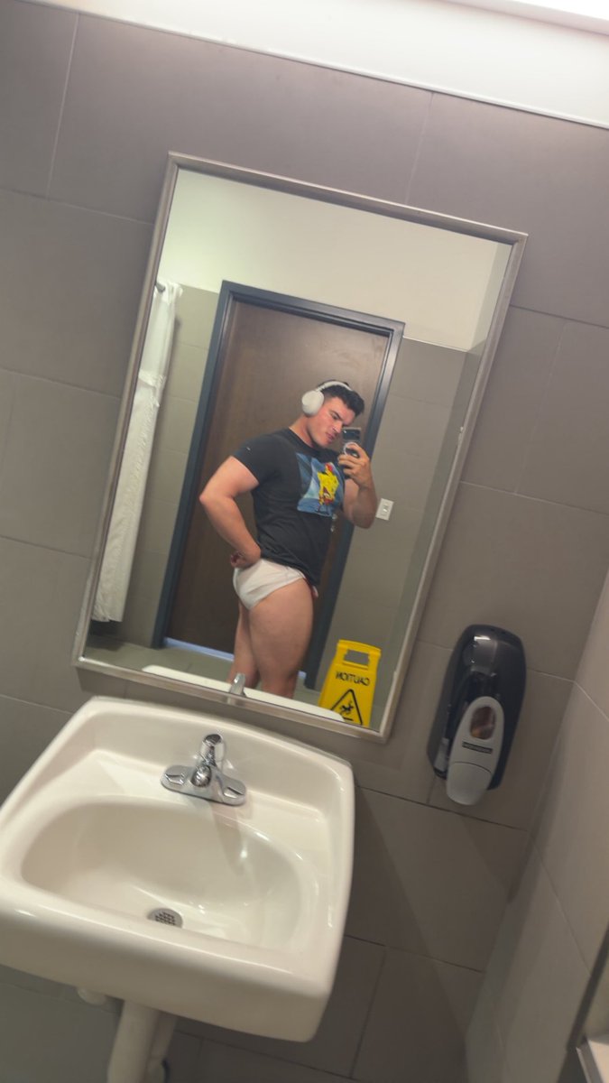 florida_boi07's tweet photo. LEGDAY BEST DAY https://t.co/rxlp9rwpFL