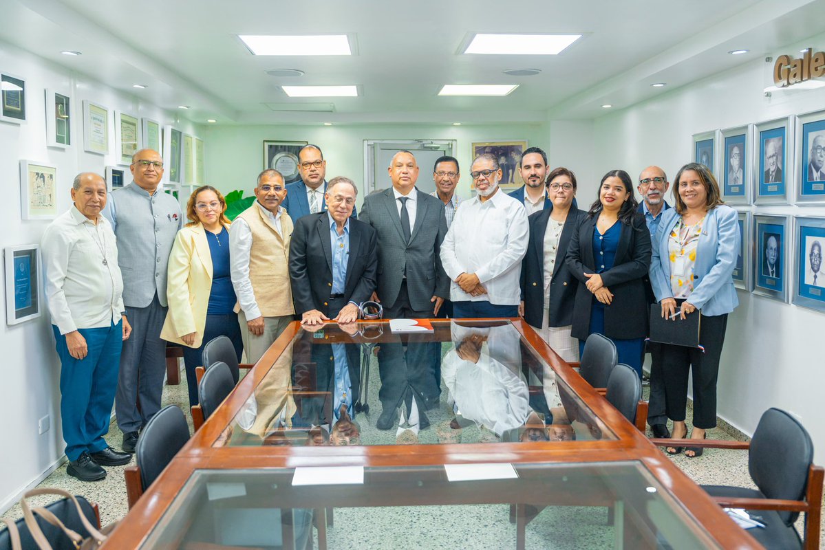MinpreRD's tweet photo. El viceministro de Iniciativas Presidenciales, Alexis Jiménez, visitó la Asociación Dominicana de Rehabilitación junto al embajador de la India en RD, Kishan Dan Dewal, y el presidente de su junta directiva, Celso Marranzini. https://t.co/q1fgyV4DVK