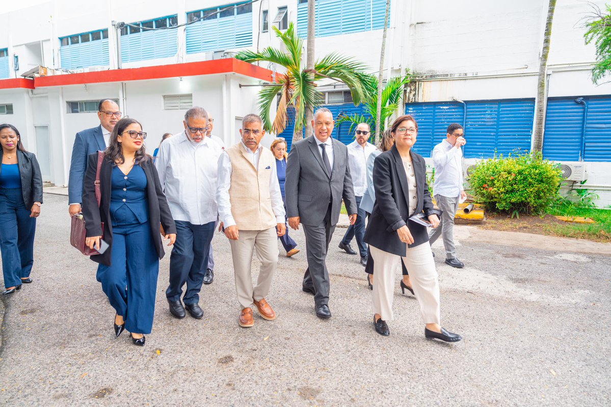 MinpreRD's tweet photo. El viceministro de Iniciativas Presidenciales, Alexis Jiménez, visitó la Asociación Dominicana de Rehabilitación junto al embajador de la India en RD, Kishan Dan Dewal, y el presidente de su junta directiva, Celso Marranzini. https://t.co/q1fgyV4DVK