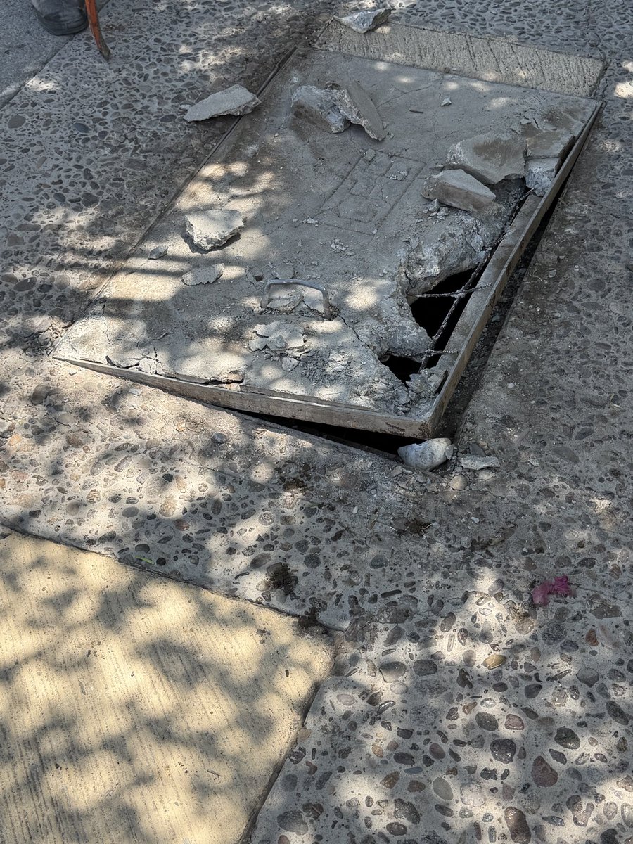 abrahamamx's tweet photo. @CFE_Contigo el día de hoy vinieron a checar un tema de falla de electricidad en la calle donde vivo, rompieron toda la tapa del registro, el personal de la cuadrilla sumamente prepotente, les pregunté que qué estaban haciendo y responden “levantando una tapa”. https://t.co/89ICJTsG6X