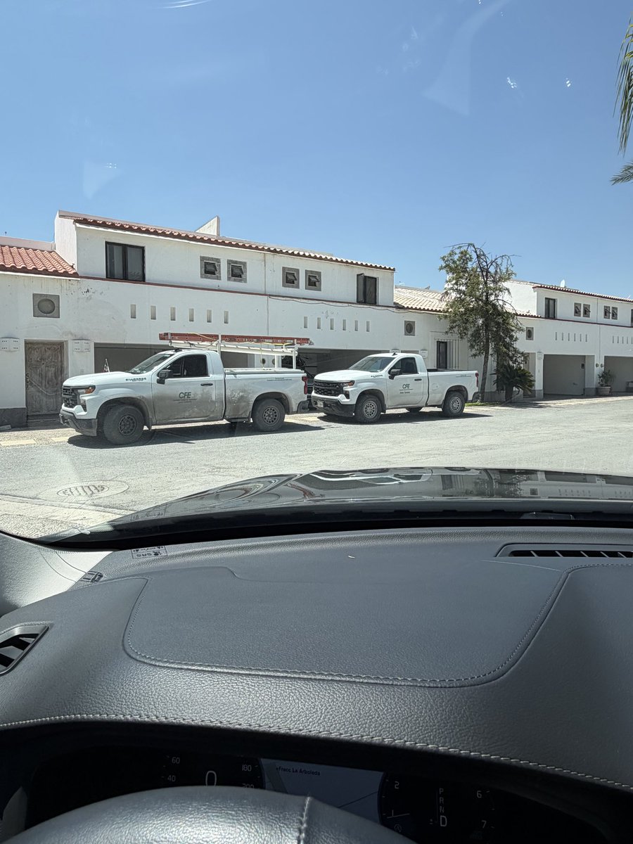 abrahamamx's tweet photo. @CFE_Contigo el día de hoy vinieron a checar un tema de falla de electricidad en la calle donde vivo, rompieron toda la tapa del registro, el personal de la cuadrilla sumamente prepotente, les pregunté que qué estaban haciendo y responden “levantando una tapa”. https://t.co/89ICJTsG6X