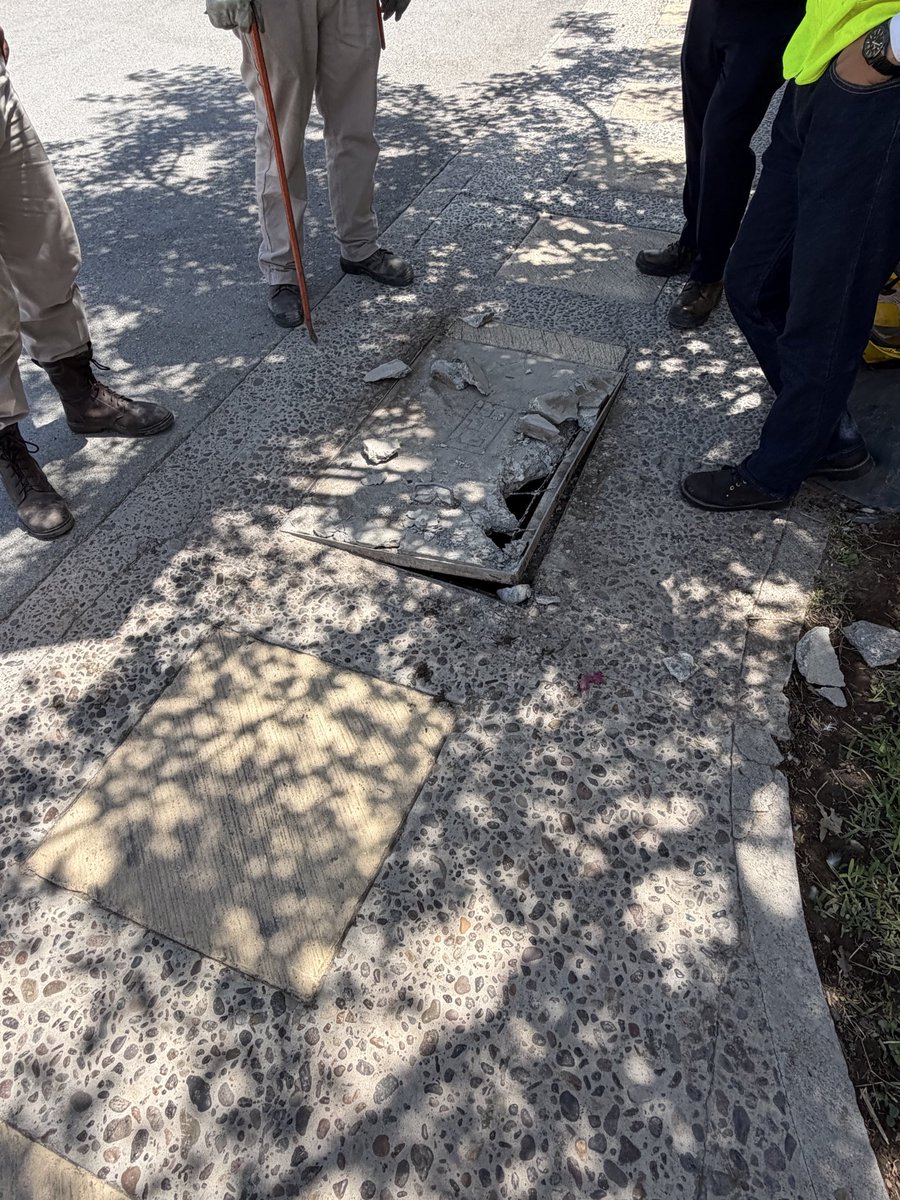 abrahamamx's tweet photo. @CFE_Contigo el día de hoy vinieron a checar un tema de falla de electricidad en la calle donde vivo, rompieron toda la tapa del registro, el personal de la cuadrilla sumamente prepotente, les pregunté que qué estaban haciendo y responden “levantando una tapa”. https://t.co/89ICJTsG6X