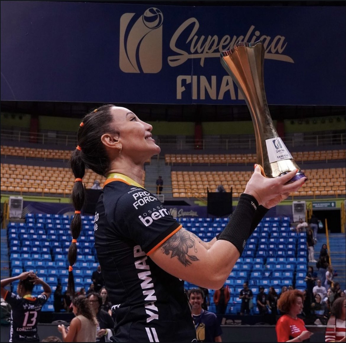 QGdoVolei's tweet photo. Estamos juntos com você, Tifanny! 🩵

A história que a Tifanny escreveu nas quadras é gigante e ningúem tira. É pura raça, talento e amor ao vôlei. Todo respeito e apoio a quem sempre deu a vida pelo esporte. O legado que ela construiu no nosso vôlei permanece intacto!!!! https://t.co/IbTKz6mbSD