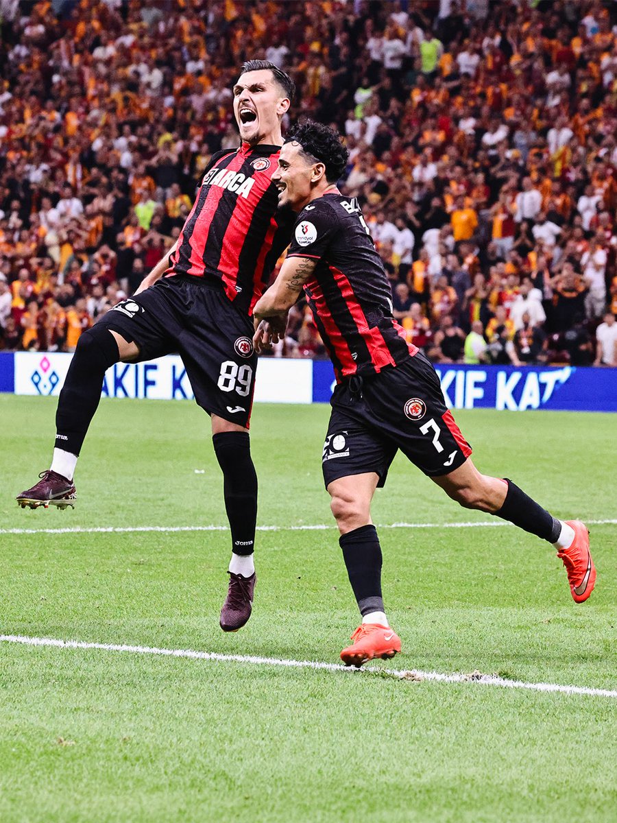 corumfk's tweet photo. Süper Lig tarihimizin ilk golünü enfes şekilde attı, tarihe geçti! ❤️🖤

ALEXANDROS KYZIRIDIS 🕸️ 

#bizAnadoluyuz https://t.co/Mh5MLbG9B5