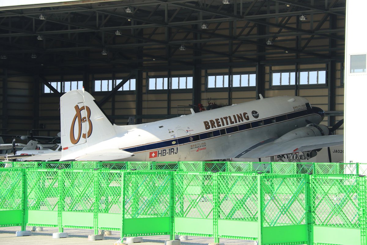 boy_816's tweet photo. 富山空港にダグラスDC-3が飛来したという事で
２０１７年に日本を訪問してくれたブライトリングの
ダグラスDC-3A（HB-1RJ)です、神戸空港まで行って撮影しました。平田学園格納庫から出て来てフライトを数回実施してくれました。 https://t.co/igXC5l2skn