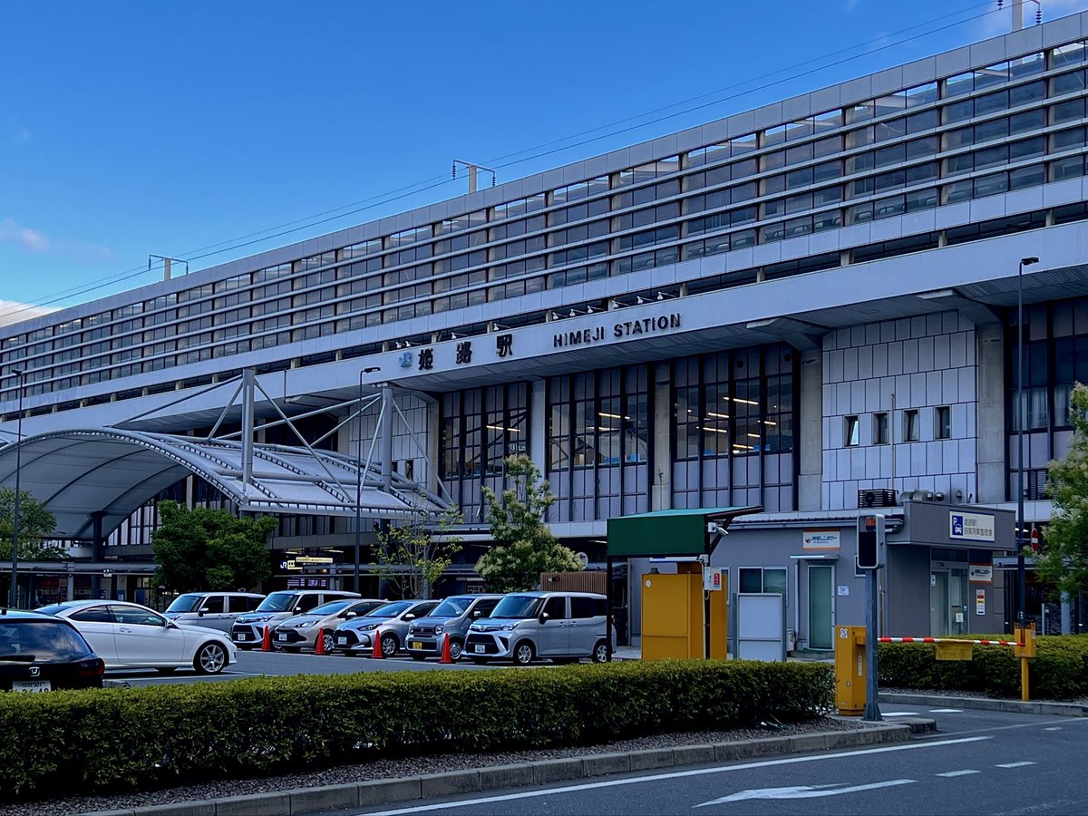 temmy1967's tweet photo. 【2026夏の乗り鉄たび⑦】
姫路駅から姫新線キハ127系に乗り佐用駅まで。姫新線も本数が少ないので出発は早朝出発になります。昨日は到着が夜だったので朝の姫路駅と国宝姫路城をパシャリ。127系は1人席があるから好きです。ローカル線のロングシートは混んでいると車窓が見えにくいっす #乗り鉄 #鉄道 https://t.co/zL1gglmQ7r