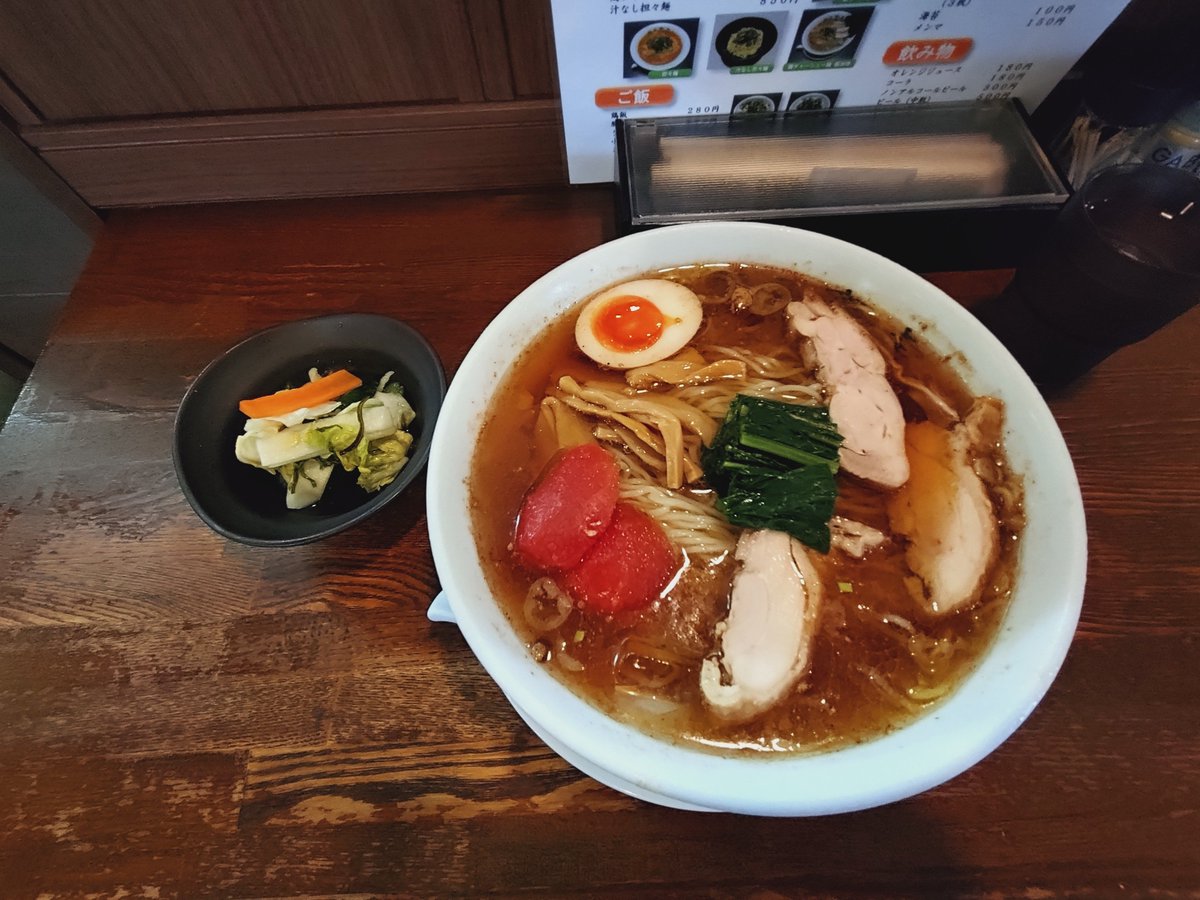 mocchan2323's tweet photo. お昼は、麺屋 齋虎で冷たい鯖そば(大盛)とミニライスを頂きました🍜
今年もやって来ました、鯖香る冷凍トマトが美味しいコチラ😋🍅
暑さの残る晩夏に美味しい1杯ですね〜🤤
器までキンキンに冷えてるので最後のひと口まで冷たく頂けます🧊
美味しいお漬物とおじやで〆です🍚
ご馳走様でしたm(_ _)m https://t.co/aJPCb1sicl