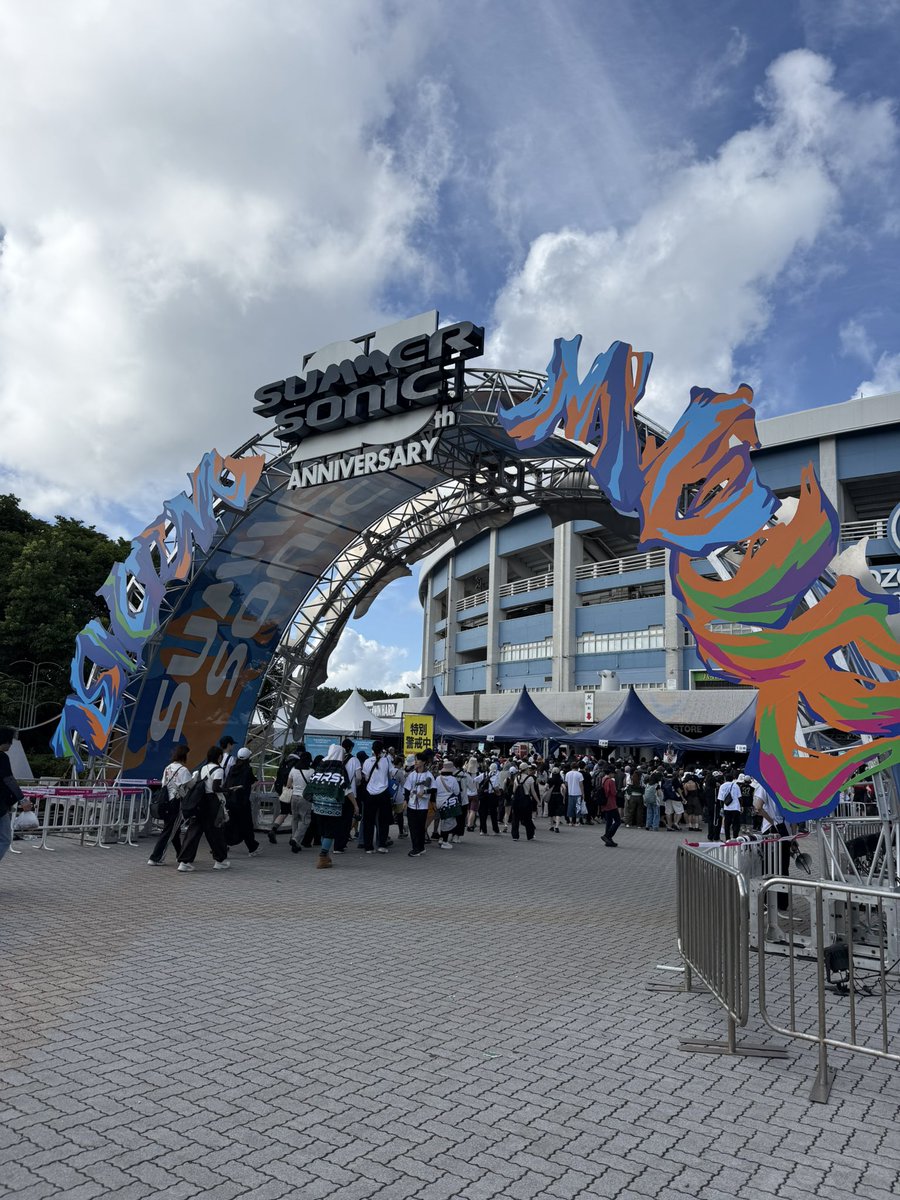 hitorun928's tweet photo. 真夏はダメかもとサマソニ避けてたんだけど、HANAにBE:FIRST、MAZZELと来たら行かなきゃと早起きして車で初幕張🎵
朝イチ整理券取れて、座りで見ようとスタジアムのスタンド席から
良い席取れた💫
途中、大雨に降られだけどHANA出てきたら晴れ間☀️サイコ〜

 #サマソニ 
 #マリンスタジアム https://t.co/qWFFjHHjVR