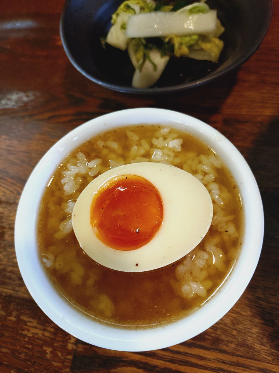 mocchan2323's tweet photo. お昼は、麺屋 齋虎で冷たい鯖そば(大盛)とミニライスを頂きました🍜
今年もやって来ました、鯖香る冷凍トマトが美味しいコチラ😋🍅
暑さの残る晩夏に美味しい1杯ですね〜🤤
器までキンキンに冷えてるので最後のひと口まで冷たく頂けます🧊
美味しいお漬物とおじやで〆です🍚
ご馳走様でしたm(_ _)m https://t.co/aJPCb1sicl