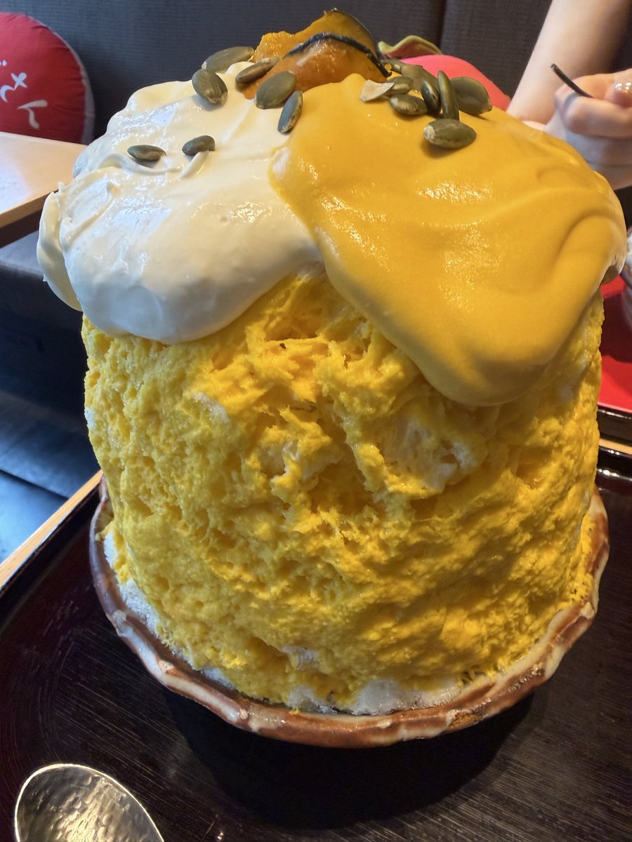 twinklehamster's tweet photo. 恒例の小網神社⛩️と上野くろぎの🍧かき氷
おみくじにドキッとすることが書いてあって
ただただ今は目の前のことを一生懸命やろう、努力を積み重ねようと決意
くろぎ🍧は開店30分前には着いたけどもう整理券で呼ばれたのはお昼12時頃🕛
安定の美味しさ🍧最高でした https://t.co/v90rTGSHdM