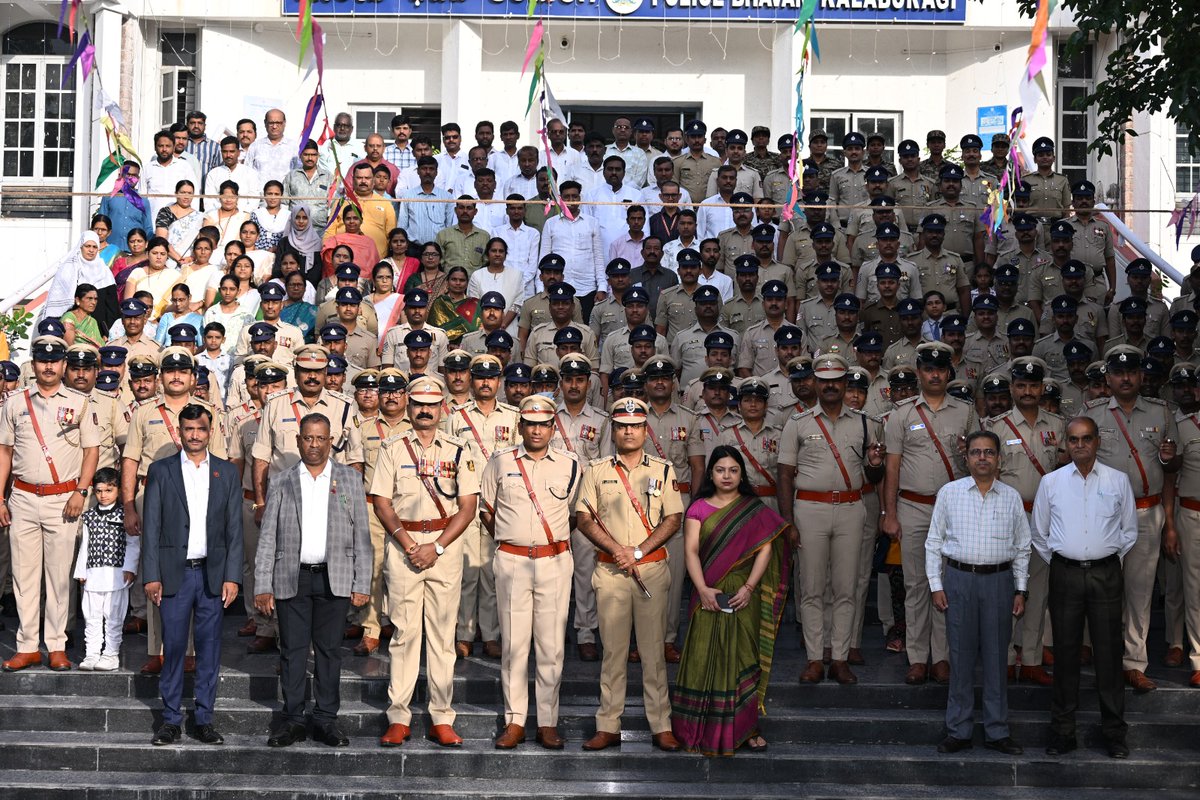 KlbDistPolice's tweet photo. ಇಂದು 80 ನೇ ಸ್ವಾತಂತ್ರ್ಯ ದಿನಾಚರಣೆ ಅಂಗವಾಗಿ ಮಾನ್ಯ ಶ್ರೀ ಶಾಂತನು ಸಿನ್ಹಾ IPS, DIGP NER ಕಲಬುರಗಿ ರವರು ಜಿಲ್ಲಾ ಪೊಲೀಸ್ ಭವನದಲ್ಲಿ ಧ್ವಜಾರೋಹಣ ನೆರವೇರಿಸಿದರು. ಈ ಸಂದರ್ಭದಲ್ಲಿ ಕಲಬುರಗಿ ಜಿಲ್ಲಾ ಪೊಲೀಸ್ ಅಧೀಕ್ಷಕರಾದ ಮಾನ್ಯ ಶ್ರೀ ಅಡ್ಡೂರು ಶ್ರೀನಿವಾಸುಲು IPS, ಹಾಗೂ ಜಿಲ್ಲೆಯ ಎಲ್ಲಾ ಅಧಿಕಾರಿ/ಸಿಬ್ಬಂದಿರವರು ಉಪಸ್ಥಿತರಿದ್ದರು. https://t.co/SXpKcl1ASF