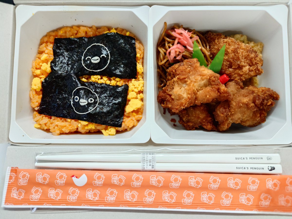sumukun's tweet photo. 休日出勤のご褒美に、東京駅で豪華チキン弁当を買ってきたよ。 https://t.co/etiPmTjXsA