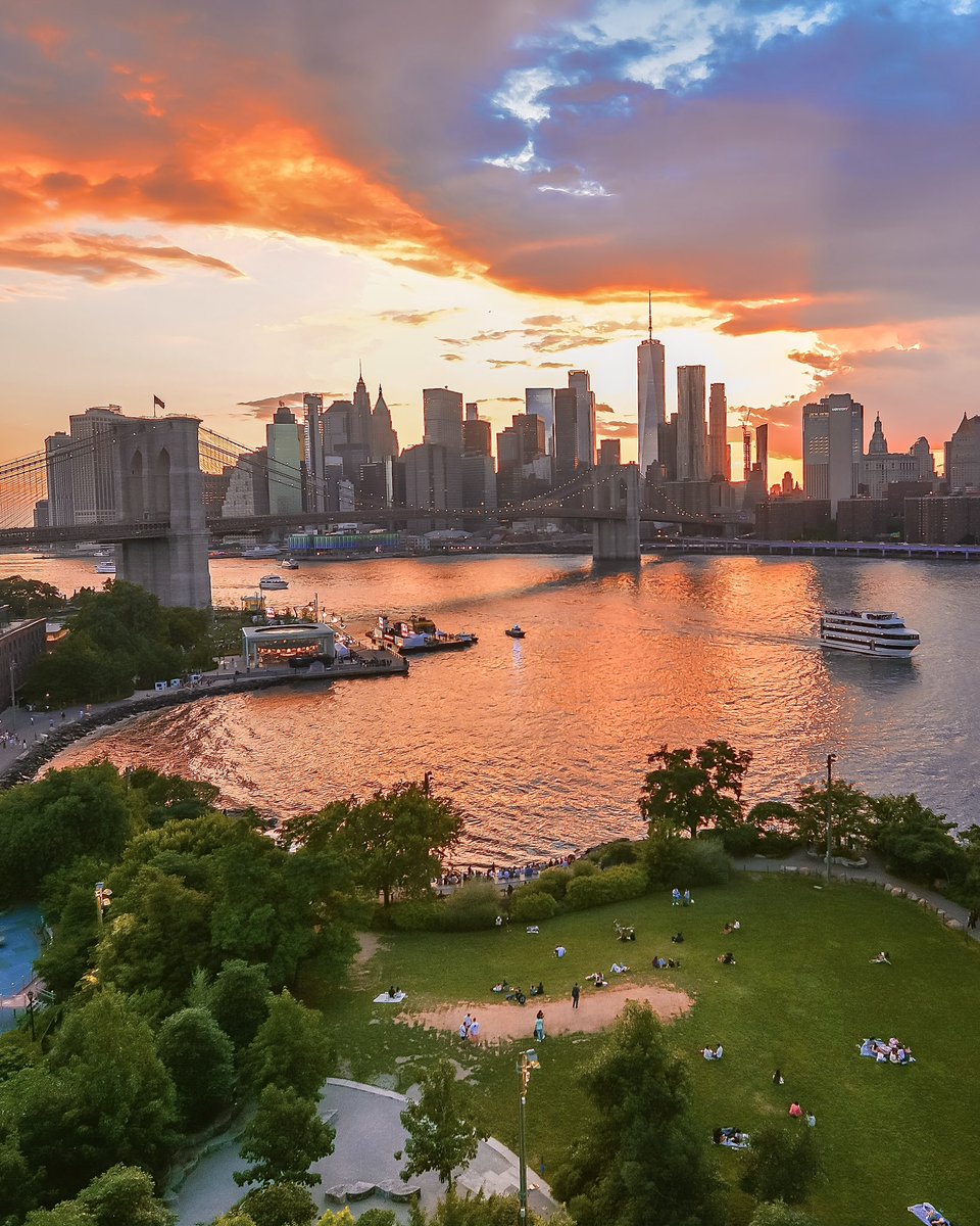 nyclovesnyc's tweet photo. Lower Manhattan sunset magic.  
Watching the sunset over Lower Manhattan from the pedestrian lane of the Manhattan Bridge. https://t.co/sHCWZkz0C2