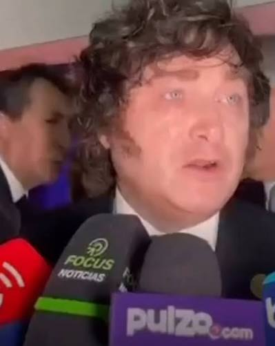 MartnPeiretti1's tweet photo. 🚨⛔️❎ Despues de regresar en este estado desde Colombia, tembloroso, transpirado, desorbitado, a Javier Milei lo escondieron en Olivos y no tuvo más agenda, ningún Ministro todavía lo pudo ver, no volvió a pisar Casa Rosada y su hermana tomó la agenda presidencial. https://t.co/zXwysz0twG