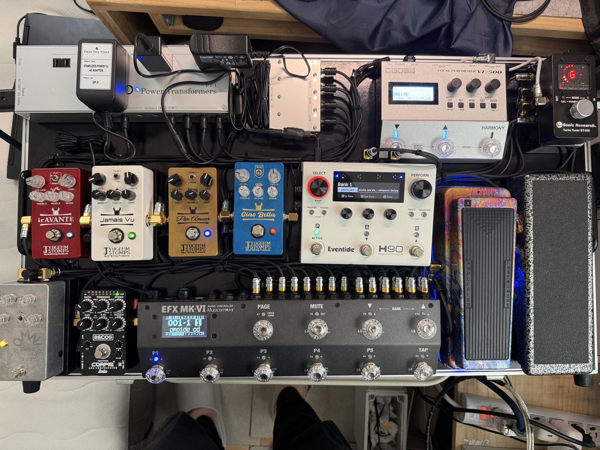 takesaito0218's tweet photo. 完成しました!
スイッチャープログラムは移行できなかったです…
地道に作り直します…!
現状最強ボード!
やっぱりケースはCAJがいいですね〜重いけど…!
取手もありがたい!
#エフェクター
#エフェクターボード2026夏
#JYUGEHMSTONPS
#BECOS
#oyaide
#Aliassound
#Eventide https://t.co/ktwXs8ohBX