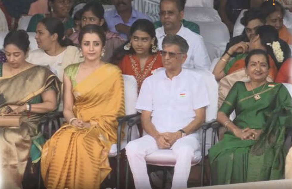 surbalu's tweet photo. “காலம் காத்திருந்து சொன்ன பதில்” 😀

Frame Parunga ji 

Happy Independence Day Anil
Nation . CM family at St . George fort Chennai 

#IndependenceDay https://t.co/fUsIvr3EyG