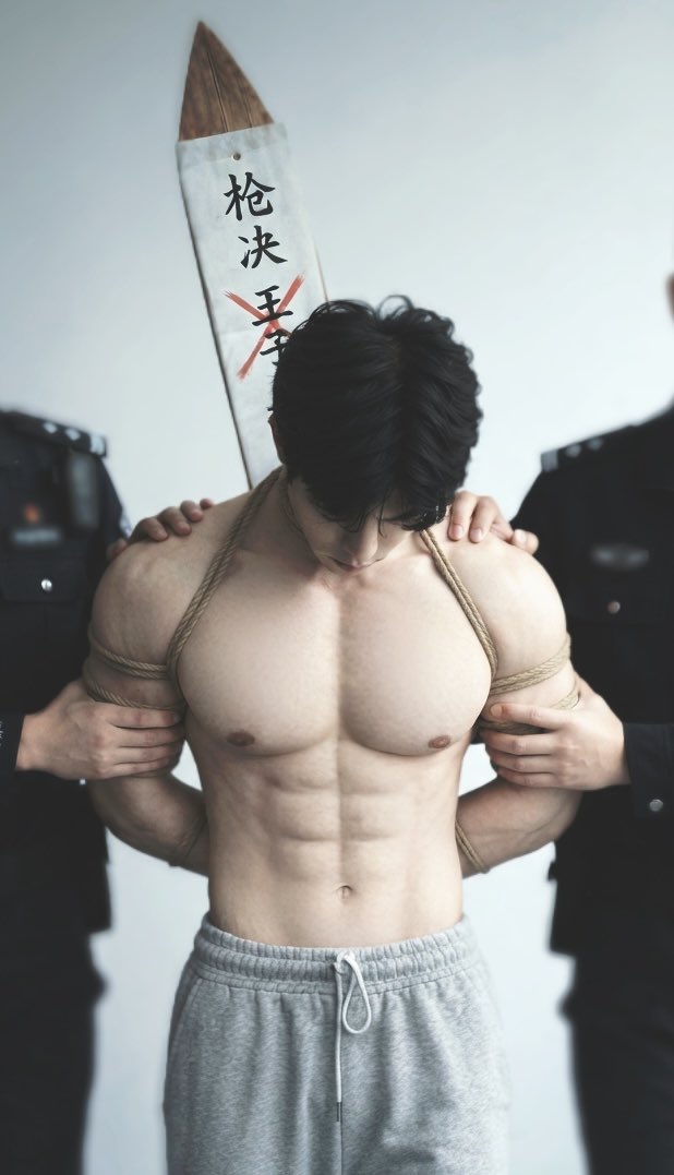 tieuptopM's tweet photo. 所有申诉复核程序已全部终结，法警左右将我架住，执行绳紧紧捆绑着我，木牌沉甸甸压在脊背，划掉姓名，判决生效。
我被押赴刑场指定行刑点位，法警将我牢牢按跪在地，攥紧锁喉结，固定好我的姿态，一切准备就绪。
“行刑！” https://t.co/09SChLZupo