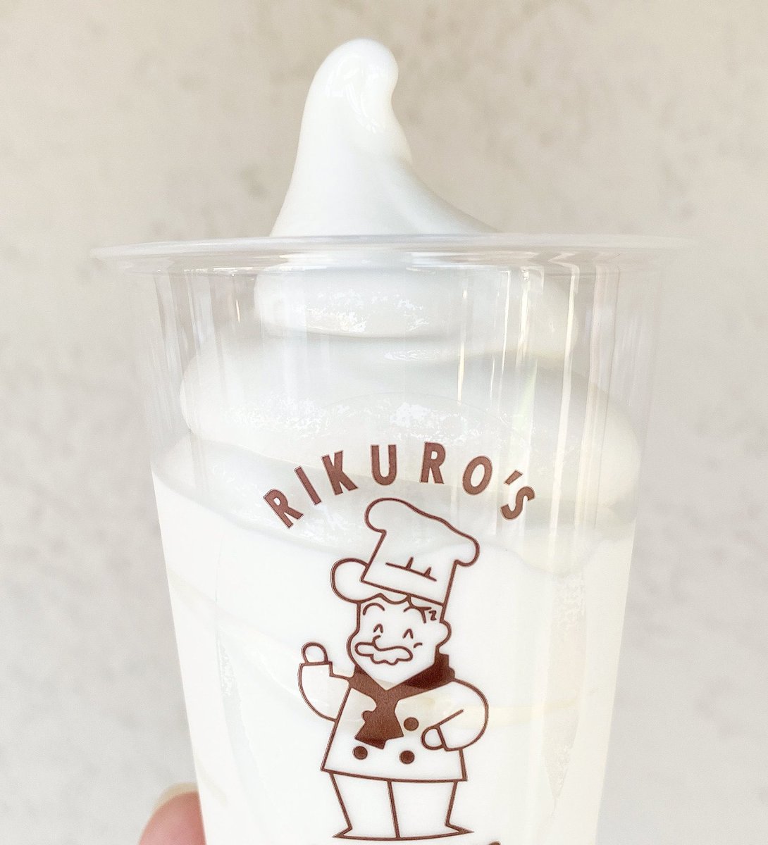 sweetroad5's tweet photo. りくろーおじさんの一部店舗限定で販売されている、北海道富良野牛乳を１００%使用したミルクのコクと爽やかな口どけが特徴の「りくろーおじさんのソフトクリーム」✨
https://t.co/Kt6fJEFmkB https://t.co/2PiWqHX8yV
