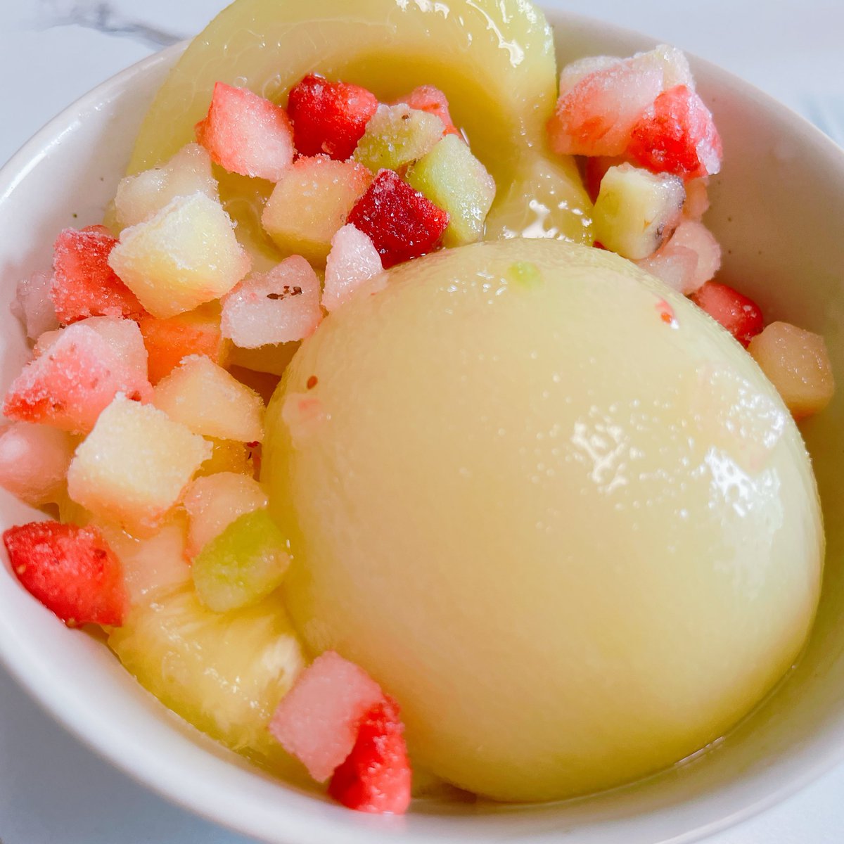 Rose21Lapin's tweet photo. フルーツ盛っただけなんだけど、なんか可愛くなった👀➰🍑🍍🍓 https://t.co/brwYJJKE8Q