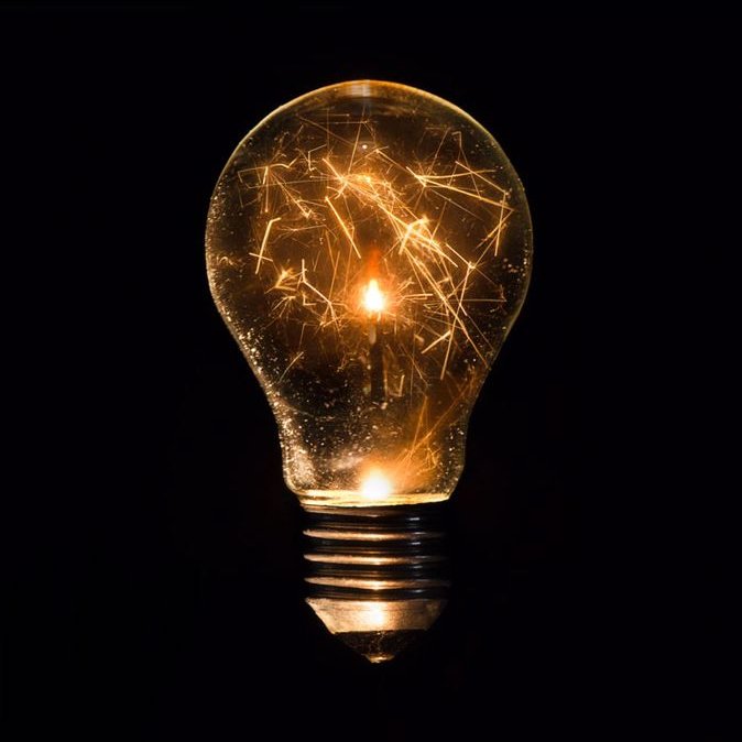 DadosPoder's tweet photo. Você sabia que o seu cérebro gera energia suficiente para acender uma lâmpada? 💡
​
Embora represente apenas cerca de 2% do peso do nosso corpo, o cérebro humano é um verdadeiro devorador de energia: ele consome cerca de 20% de todo o oxigênio e calorias que ingerimos. https://t.co/evThov0i8Q