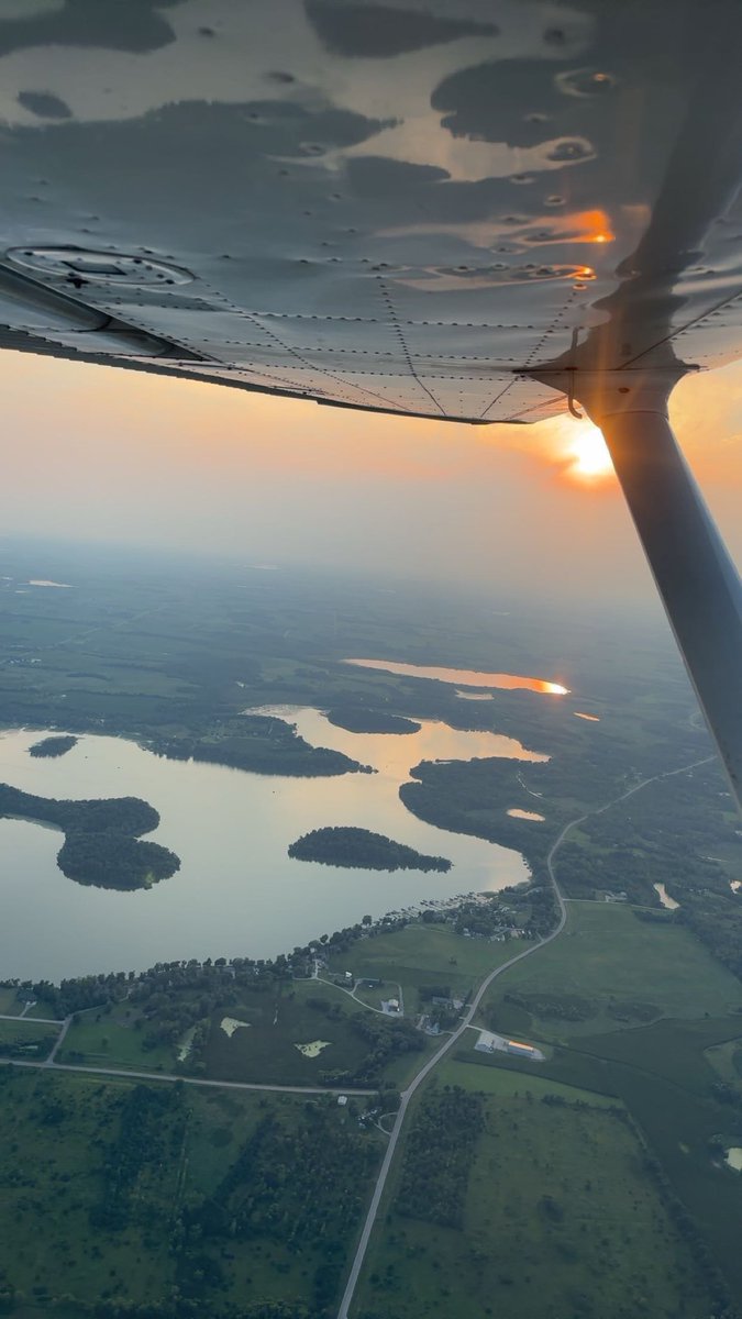 LoganGhostMode's tweet photo. On this early Friday morning I decided I wanted to learn to fly a plane today, only took like 4 hrs to figure it all out. Gonna try some barrel rolls soon. Maybe take one of my baby momma’s onna ride too https://t.co/K8OTuCuSgl