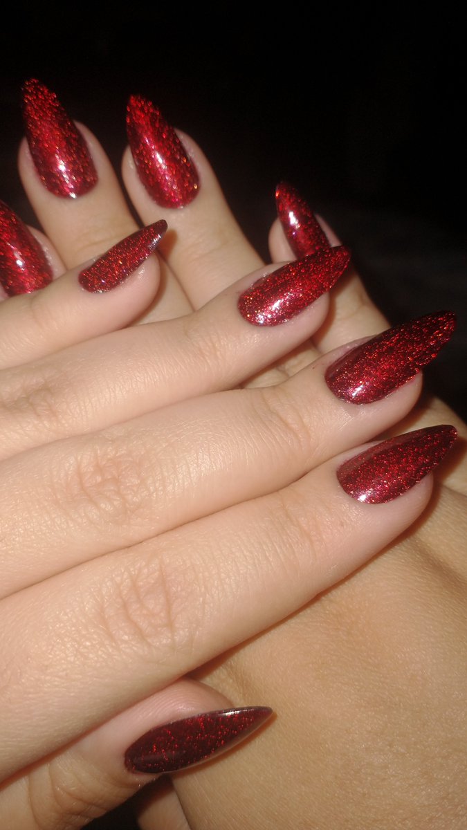 Evafromedem's tweet photo. I just did my nails myself, I can't afford to pay someone to do them for me, so I do them myself, aren't I talented? https://t.co/kXYjbnkJ8a