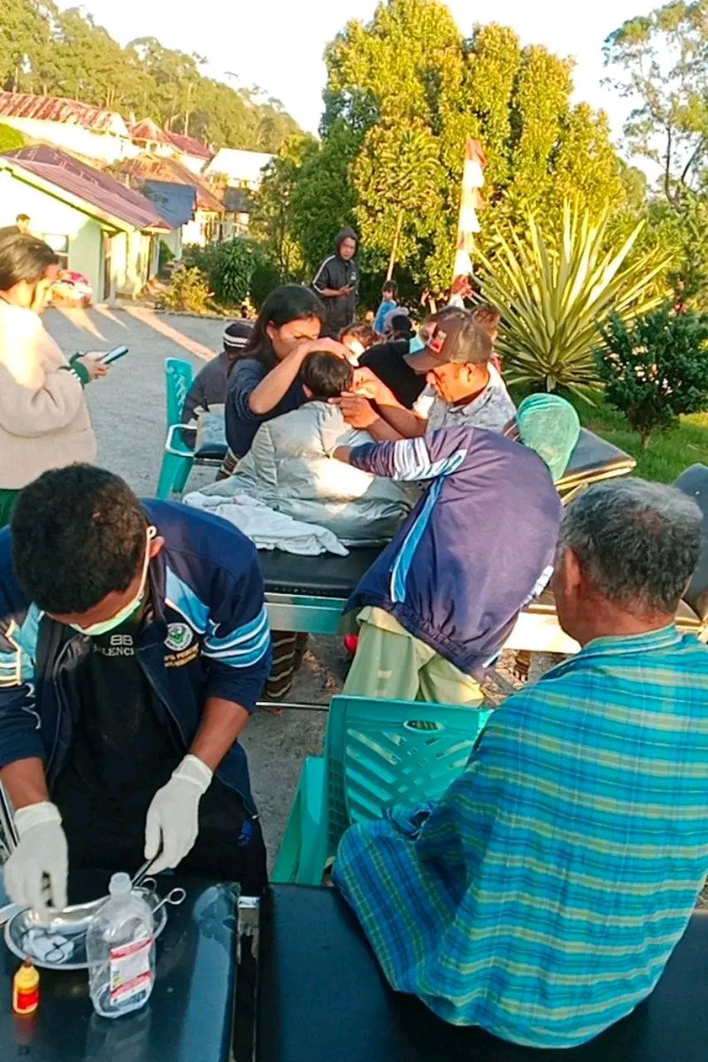 NaraSenyap's tweet photo. Kondisi Pasien Puskesmas Mano Kec. Poco Ranaka, Manggarai Timur, NTT akibat Gempa M 7.7 https://t.co/YnfsgUWj65