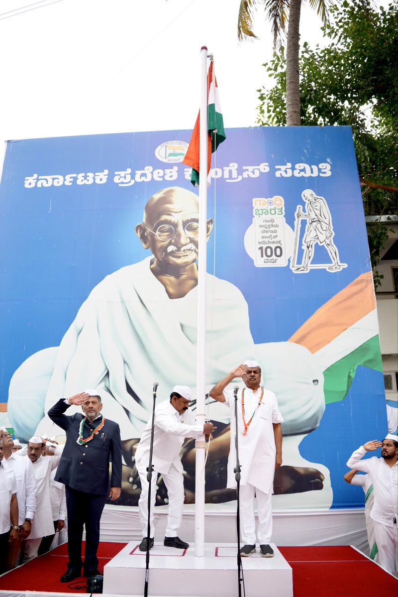 DKShivakumar's tweet photo. 80ನೇ ಸ್ವಾತಂತ್ರ್ಯೋತ್ಸವದ ಅಂಗವಾಗಿ ಕ್ವೀನ್ಸ್‌ ರಸ್ತೆಯ ಕೆಪಿಸಿಸಿ ಕಚೇರಿಯಲ್ಲಿ ನಡೆದ ಧ್ವಜಾರೋಹಣ ಸಮಾರಂಭದಲ್ಲಿ ಪಾಲ್ಗೊಂಡು, ದೇಶದ ಸ್ವಾತಂತ್ರ್ಯಕ್ಕಾಗಿ ತಮ್ಮ ಜೀವನವನ್ನೇ ಮುಡಿಪಾಗಿಟ್ಟು ತ್ಯಾಗ - ಬಲಿದಾನ ಮಾಡಿದ ಅಸಂಖ್ಯಾತ ಸ್ವಾತಂತ್ರ್ಯ ಯೋಧರನ್ನು ಸ್ಮರಿಸಲಾಯಿತು. https://t.co/HNyDDvbhrp