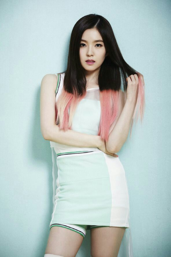 tang__kira's tweet photo. Debut di umur 23 tahun, Irene (Red Velvet) cerita waktu awal debut, tiap acara pasti selalu ngungkit usianya.

Walaupun begitu, Irene sebenernya gak terlalu mentingin itu. Justru, karena debut sebagai leader, ia lebih kepikiran gimana cara memprioritaskan member lainnya.

"Aku gak terlalu ambil pusing (soal usianya saat debut).

Banyak hal yang harus aku lakukan saat itu sehingga omongan tentang usia sebetulnya gak terlalu aku pikirkan."
