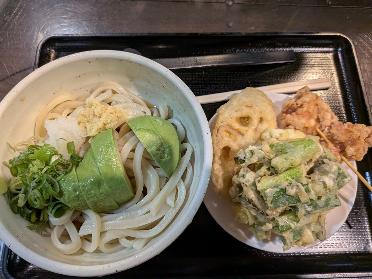 kayousei2's tweet photo. 今日のランチは
だいつねうどんで
アボカド＋九条ねぎ＋レンコポッチなどトッピングしました https://t.co/Wj2ThpnREL
