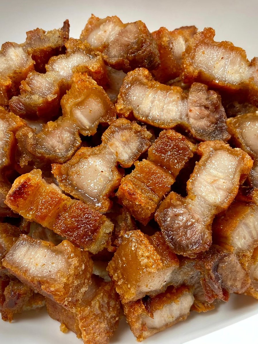 Fantagoa1's tweet photo. 藏在巷子里的宝藏粤式小店！烧腊双拼饭焦脆肉嫩，浇汁一拌直接炫光，人均二十吃到撑，打工人午餐冲就对了！ https://t.co/y1itDU60i5
