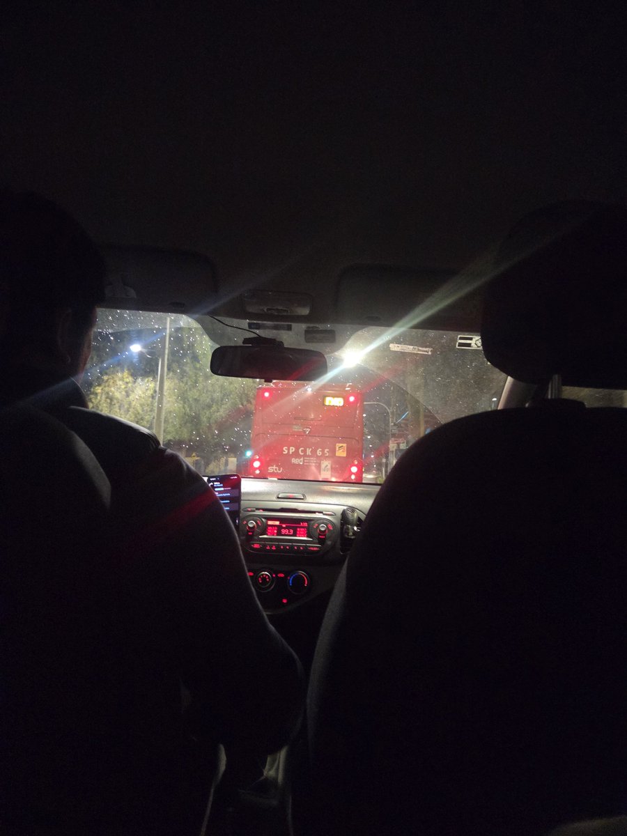 almenddra's tweet photo. La micro qué me servía, esta adelante de mi uber. Esto es cine https://t.co/PuRT1GWaer