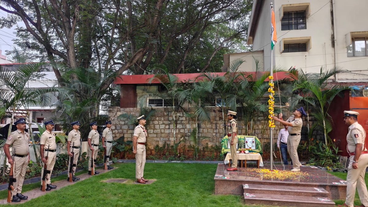 DCPSEBCP's tweet photo. ಆಗ್ನೇಯ ವಿಭಾಗದ ಕಚೇರಿಯಲ್ಲಿ ದೇಶಭಕ್ತಿ, ಏಕತೆ ಮತ್ತು ಹೆಮ್ಮೆಯೊಂದಿಗೆ "80ನೇ ವರ್ಷದ ಸ್ವಾತಂತ್ರ್ಯ ದಿನಾಚರಣೆ"ಯನ್ನು ಆಚರಿಸಲಾಯಿತು.
ದೇಶದ ಶಾಂತಿ, ಸುರಕ್ಷತೆ ಮತ್ತು ಪ್ರಗತಿಗಾಗಿ ಸದಾ ಒಂದಾಗಿ ಶ್ರಮಿಸೋಣ.
ಜೈ ಹಿಂದ್! 🇮🇳
#ಸ್ವಾತಂತ್ರ್ಯ_ದಿನಾಚರಣೆ #IndependenceDay #JaiHind #BengaluruCityPolice #SouthEastDivision https://t.co/Kffym237SK