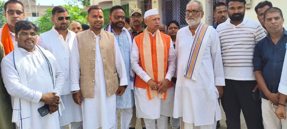 SIGRIWALBJP's tweet photo. आज अपने आवासीय कार्यालय, जलालपुर में स्वतंत्रता दिवस के पावन अवसर पर झंडोत्तोलन कर राष्ट्रध्वज को नमन किया। 🇮🇳

राष्ट्र की एकता, अखंडता एवं गौरव की रक्षा के लिए सदैव समर्पित रहने का संकल्प लिया।

जय हिंद! 🇮🇳 वंदे मातरम्!

#स्वतंत्रतादिवस #झंडोत्तोलन #जलालपुर #जय_हिंद #वंदे_मातरम् https://t.co/2vKRBFVI5F