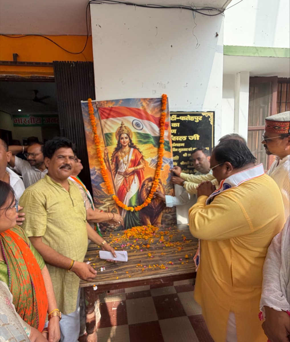 bjpannu79's tweet photo. आज जिला कार्यालय में स्वतंत्रता दिवस के अवसर पर राष्ट्रध्वज फहराकर आजादी के अमर बलिदानियों को श्रद्धापूर्वक नमन किया गया। भारत माता की तस्वीर पर पुष्प अर्पित किया. इस अवसर पर सभी ने एक-दूसरे का मुंह मीठा कर स्वतंत्रता दिवस की खुशियां साझा कीं। @BJP4India @BJP4UP https://t.co/4y6tWMQfOX