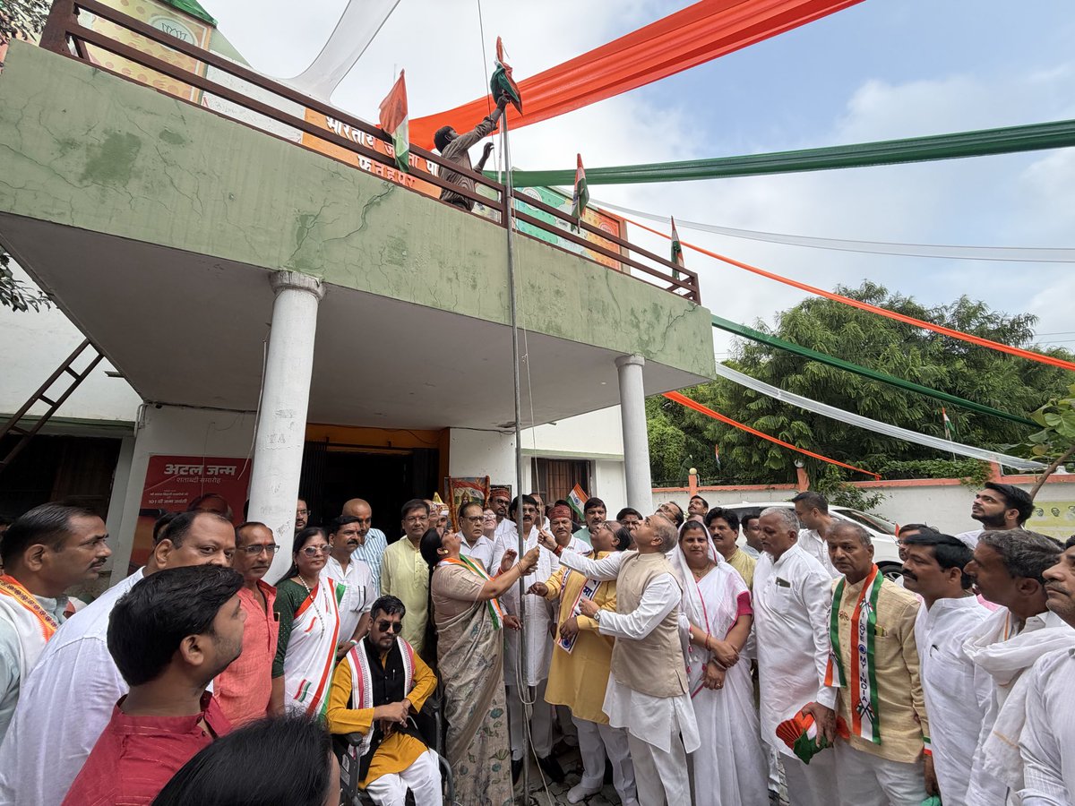 bjpannu79's tweet photo. आज जिला कार्यालय में स्वतंत्रता दिवस के अवसर पर राष्ट्रध्वज फहराकर आजादी के अमर बलिदानियों को श्रद्धापूर्वक नमन किया गया। भारत माता की तस्वीर पर पुष्प अर्पित किया. इस अवसर पर सभी ने एक-दूसरे का मुंह मीठा कर स्वतंत्रता दिवस की खुशियां साझा कीं। @BJP4India @BJP4UP https://t.co/4y6tWMQfOX