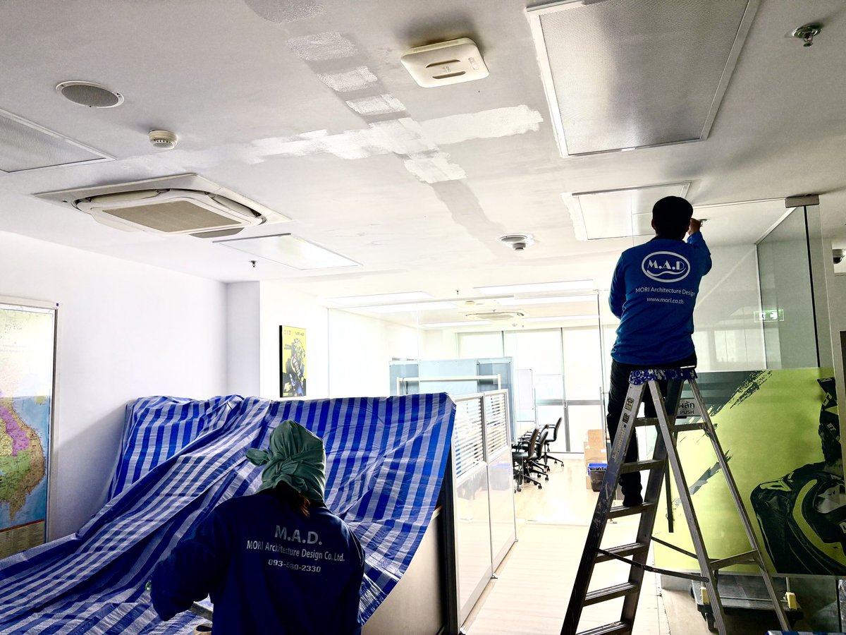 MADTH12's tweet photo. 今日は、オフィスの改修工事最後の仕上げ。
塗装は少し臭いがあるので、事務所が休みの日に工事します。
工事自体の難易度は低いのですが、タイでは特定の日に作業員を段取りするのが意外に大変。
そこで当社は作業員を直雇用して対応してます。 https://t.co/ooVfLyqCLJ