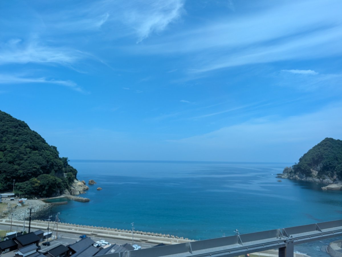 amtc47's tweet photo. 紛うことなき綺麗な海と空 https://t.co/MLrJEaebk2