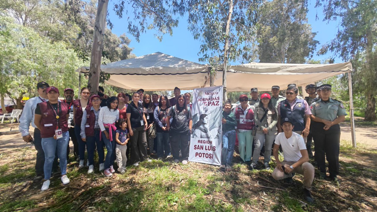 RocioBarcenaM's tweet photo. #AtenciónALasCausas. En la colonia Las Flores #SLP se realizó brigadeo casa por casa, para atender las necesidades de la población como lo instruyó la Presidenta @Claudiashein. Acercamos servicios de salud y trámites bajo el liderazgo de la Secretaria @rosaicela_ @SEGOB_mx https://t.co/G7tmGp59zW