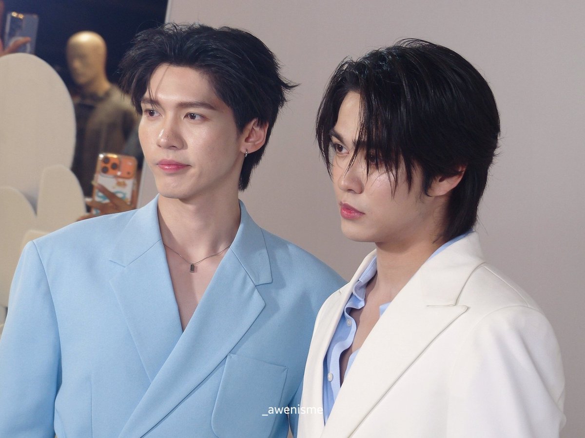 Dailys0909's tweet photo. Aku gak tau apa yang terjadi. Tapi kenapa aku merasa fans udah mulai terpecah. Saling menyalahkan dll.
Aku tau mereka jarang moment dll. Bukan kah itu wajar apalagi mereka sedang jarang event bareng. Jdi tetap lah cintai mereka jangan hanya salah satunya saja. 💛💜 https://t.co/2iNftO4iGQ