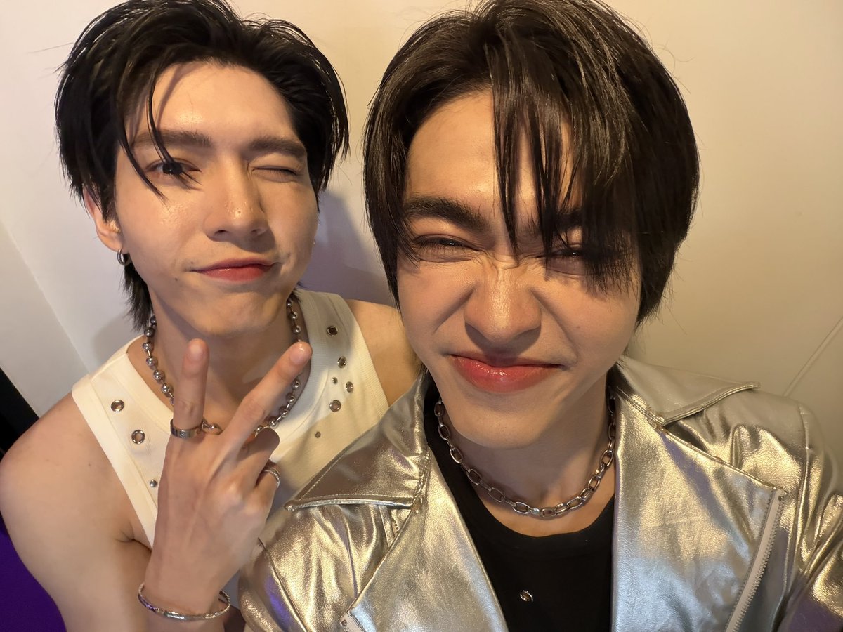 Dailys0909's tweet photo. Aku gak tau apa yang terjadi. Tapi kenapa aku merasa fans udah mulai terpecah. Saling menyalahkan dll.
Aku tau mereka jarang moment dll. Bukan kah itu wajar apalagi mereka sedang jarang event bareng. Jdi tetap lah cintai mereka jangan hanya salah satunya saja. 💛💜 https://t.co/2iNftO4iGQ