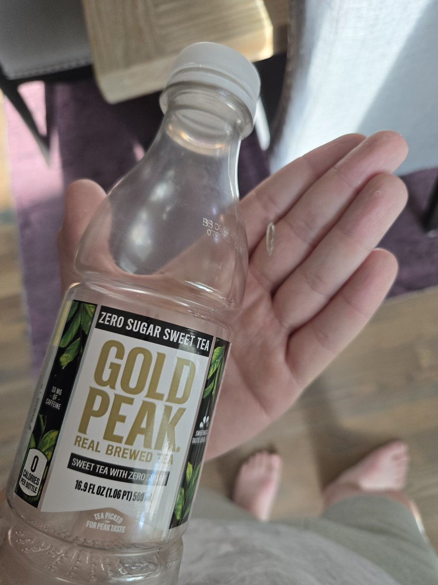 daltontwt's tweet photo. @GoldPeak @CocaCola hey i found this shard of glass in my gold peak zero sugar??? is this safe? https://t.co/vrbAdVnztM