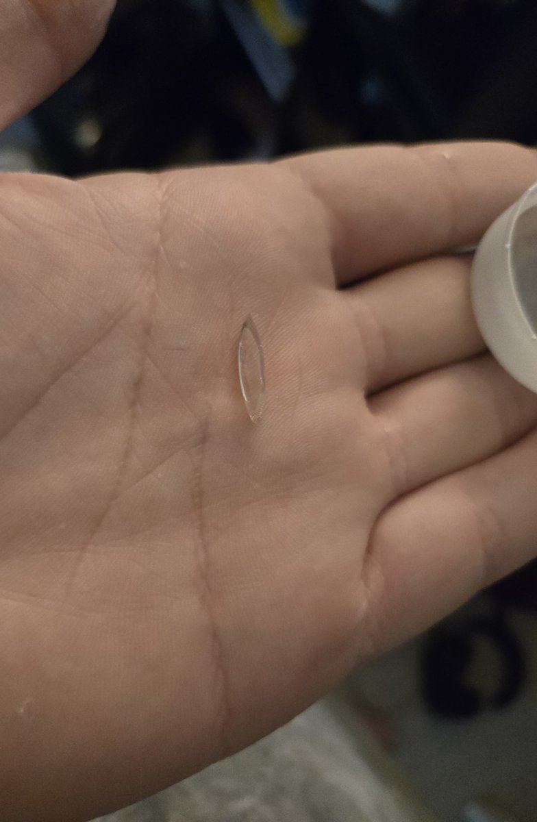 daltontwt's tweet photo. @GoldPeak @CocaCola hey i found this shard of glass in my gold peak zero sugar??? is this safe? https://t.co/vrbAdVnztM