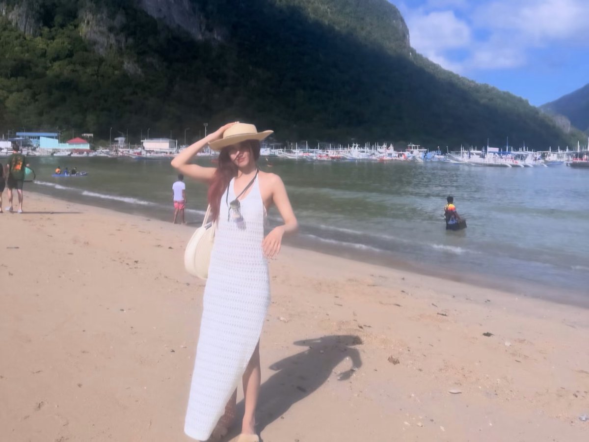 ABSCBNNews's tweet photo. HULOG NA RIN ATA SA’YO 🥰

KAIA Charice (@ChariceHermoso) shares cutesy and glamorous snaps of her at the beach.

“Red hair is back?” said a fan.

(📷: Charice/Instagram) https://t.co/ph3I7Nkzi3