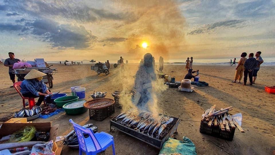 DuyChienLe's tweet photo. Chào buổi sáng thứ 7 an lành!
Bức ảnh này mang lại cho tôi một cảm giác rất đỗi thân thuộc, một góc bình yên của làng chài Việt Nam. Nhịp sống sớm mai bắt đầu với tiếng sóng biển, mùi cá nướng thơm lừng và nụ cười của những người dân cần cù.
Chúc bạn một ngày cuối tuần thật thảnh thơi và ấm áp như ánh nắng bình minh này. Hy vọng bạn sẽ tìm được những niềm vui giản dị và nạp đầy năng lượng cho tuần mới! 🌅❤️🐟🇻🇳