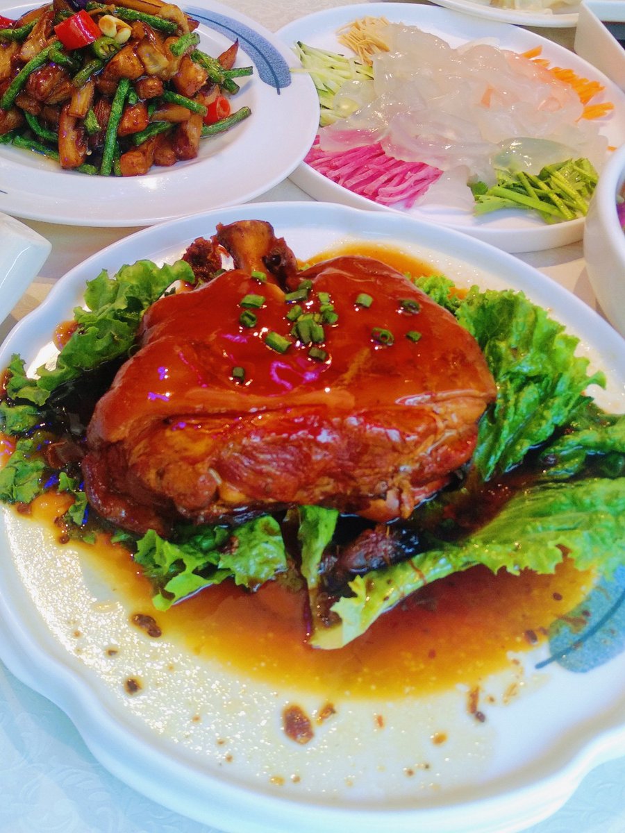 heee_joo's tweet photo. 中秋家宴上新！现拆蟹粉入馅的流心月饼搭配陈皮鸭炖盅，家人们围坐共享，一口圆圆满满，提前祝大家中秋快乐， https://t.co/Ga7HwCOGtg