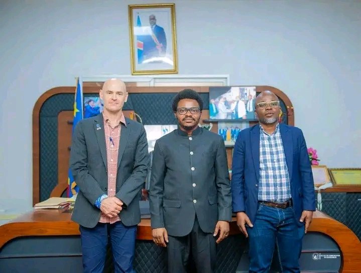 ACEDE_RDcongo's tweet photo. Le Gouverneur de province S.E Paulin Lendongolia Lebabonga, a échangé avec la délégation de l’Ambassade des États-Unis conduite par #Mike_Kinzer autour de la prévention et de la lutte contre Ebola.
@OMSRDCONGO @inrb_kinshasa https://t.co/R9Flj4L2QS