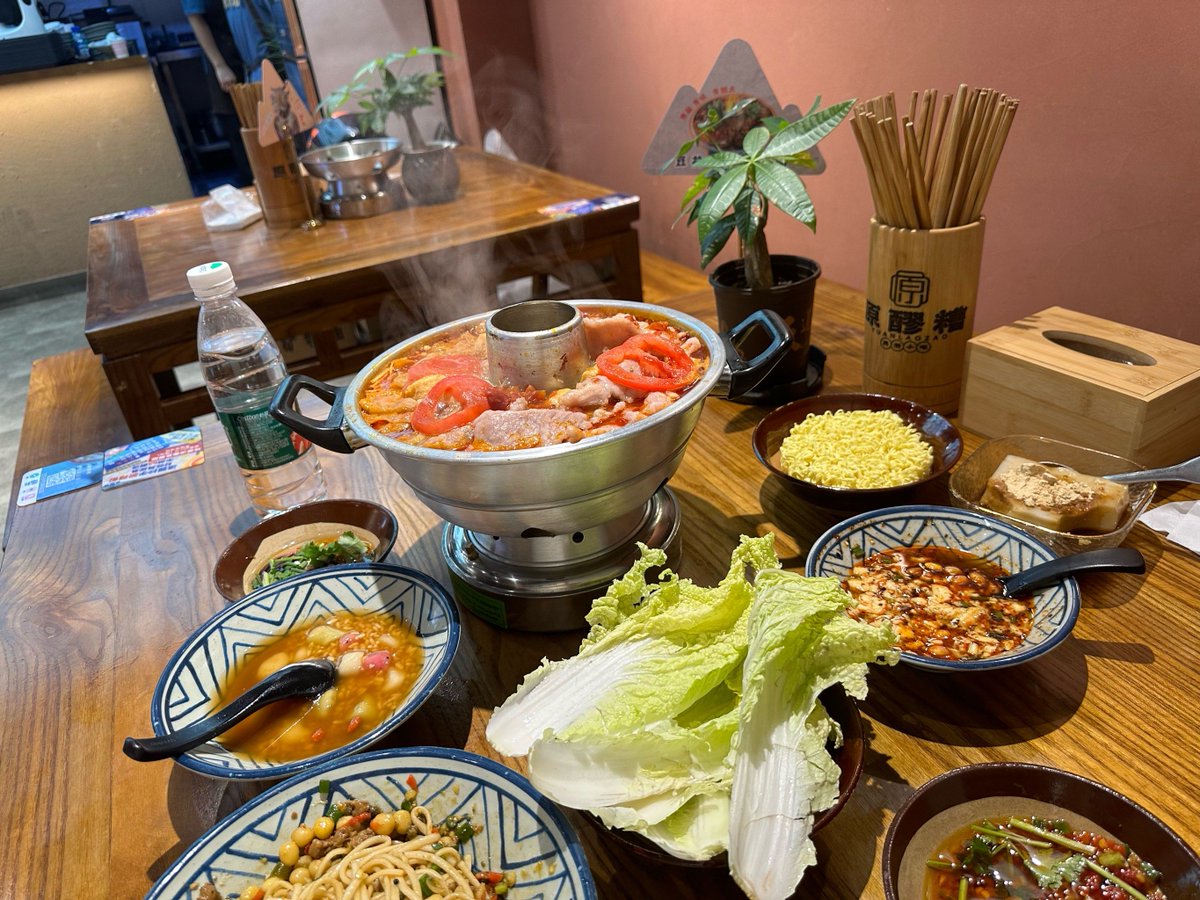 seoheebin1's tweet photo. [深夜的最后一锅热汤，暖到胃里的何止是温度，是没说出口的疲惫都被慢慢揉开了。]， https://t.co/oFlYd1NYqE